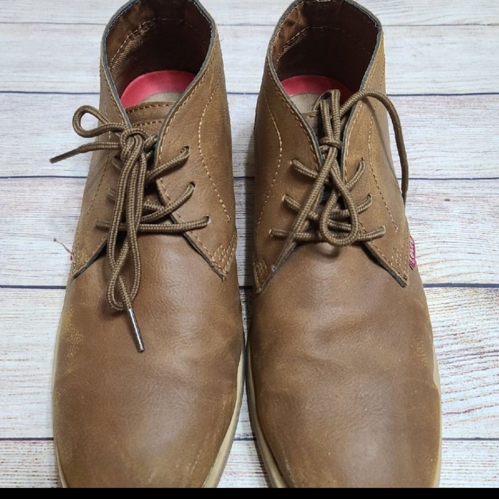 Levi's Men's Chukka Style Brown Tan Shoes